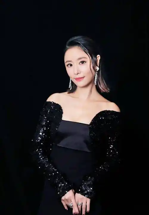 林心如金钟奖演绎两款发型,围巾的直发柔美沉稳,油腻的后发气场十足