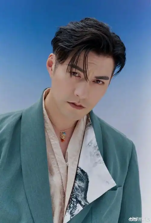 严屹宽在上海看天花板##严屹宽这么多年来的颜值变化