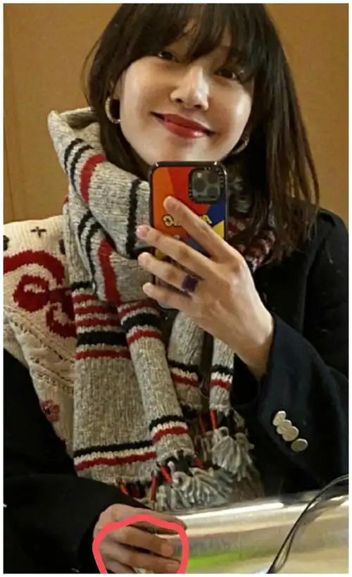 白百何对镜自拍获赞瘦美人,大方秀钻戒,洗掉手指纹身疑有新恋