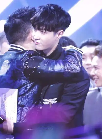 张艺兴演唱会海报被曝抄袭工作室发声否认被尬黑的乌龙事件