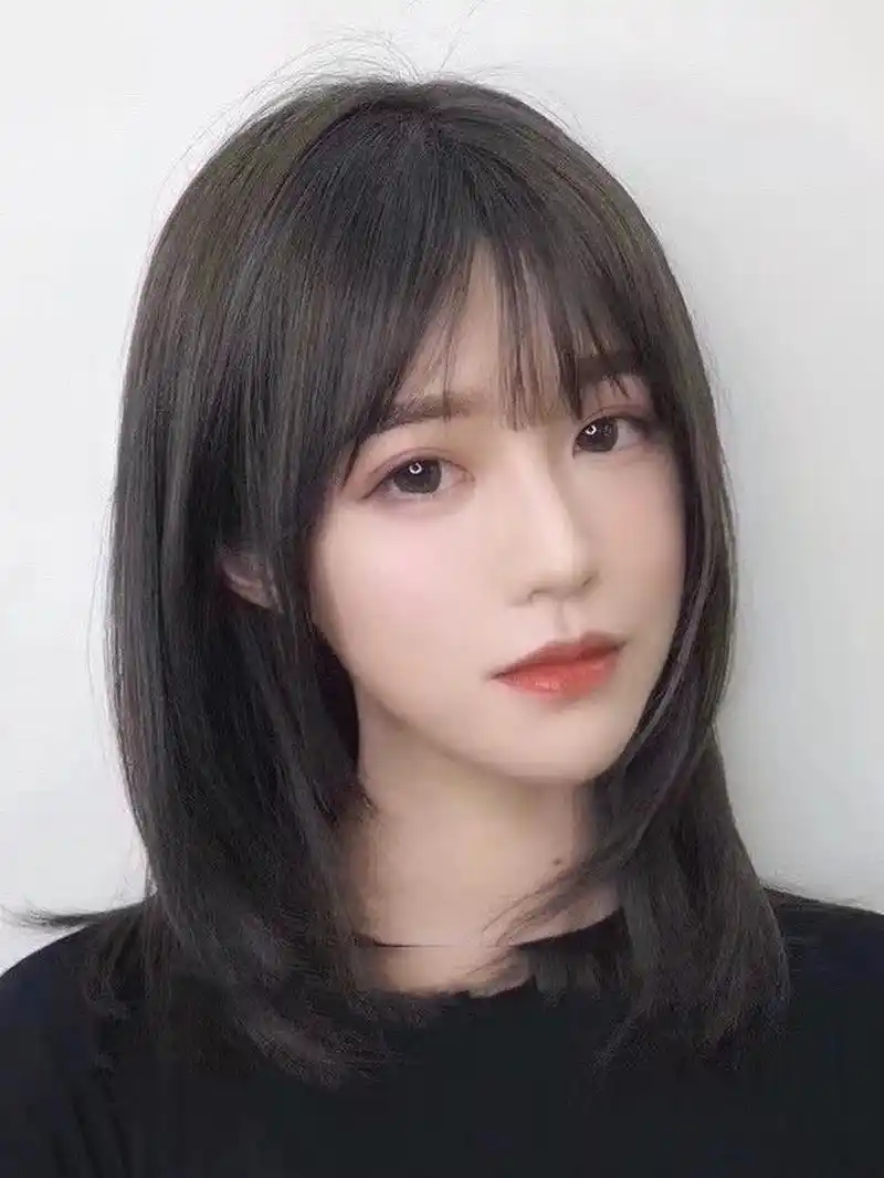 也是减龄锁骨发,头顶蓬松显脸小.