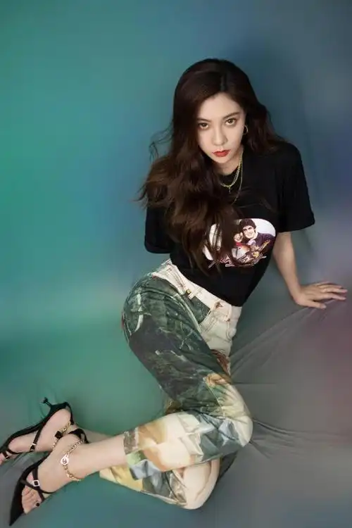 宋妍霏在亲妈面前总算收敛点穿基础款t恤配长裤却凭印花惊艳