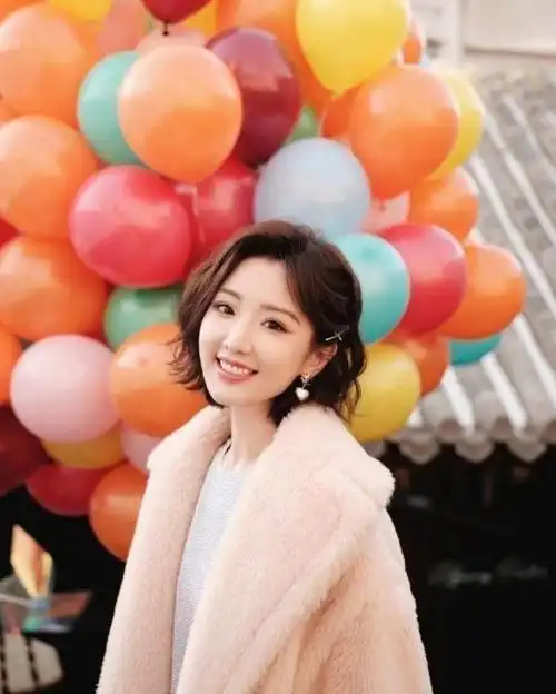 毛晓彤的"齐耳短发"惊艳了!时尚减龄又好看,特适合圆脸女生