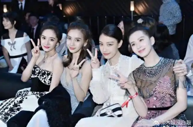 舒淇被挤到耸肩