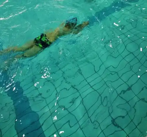 游泳作为一种很好的体育运动能学会挺好,而且还是自救的一个技能,挺好