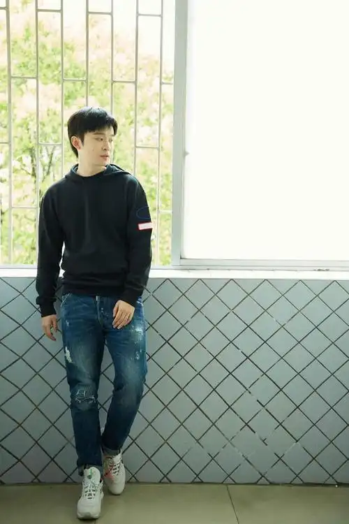 董子健曝校园风写真