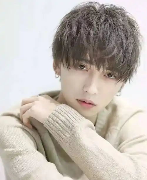 技巧打理出王俊凯锡纸烫的蓬松造型