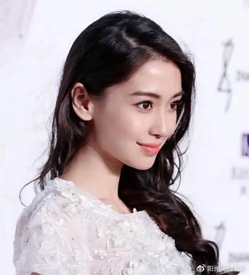angelababy短发造型撞脸郭采洁,网友直言:不好看