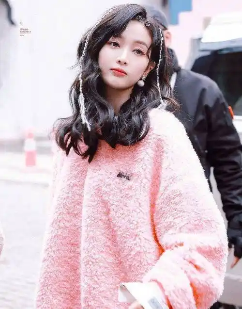 赵露思和吴宣仪,体重都是86斤,同穿羊羔绒外套,谁更有少女感?