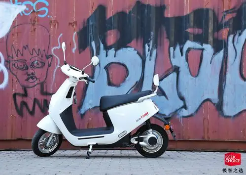 雅迪冠能m8体验超120公里续航你再也不用为堵车烦恼了