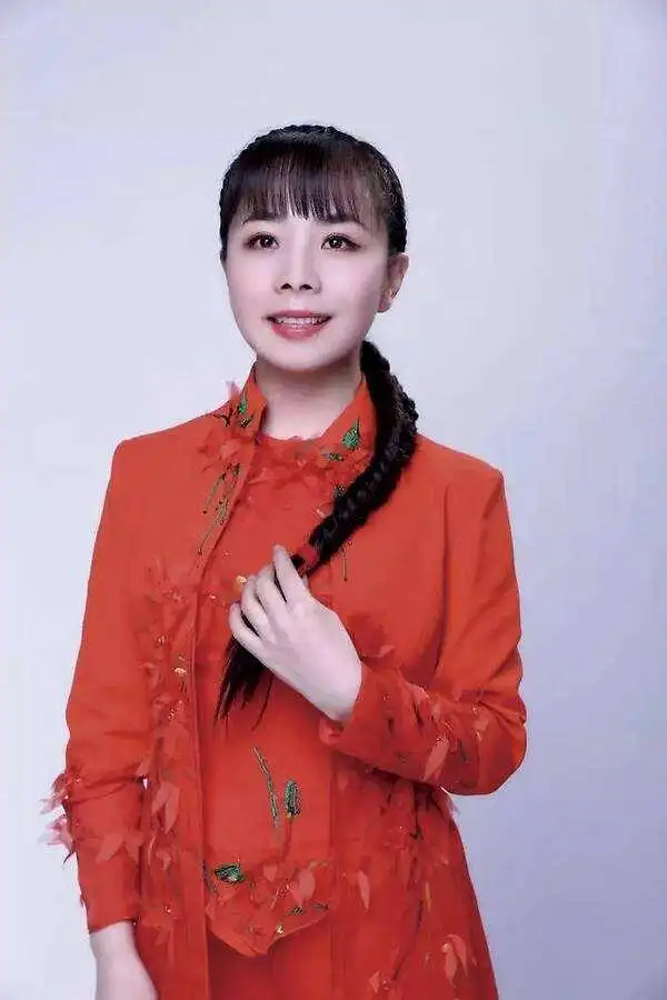 草根歌手王二妮嫁给相恋15年的青梅竹马成名后回农村生活