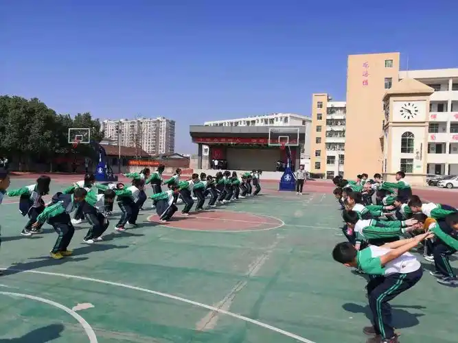 阳光洒满操场,技能体育课堂《立定跳远》—永华学校体育公开课