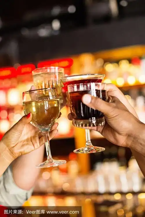 手在酒吧敬酒
