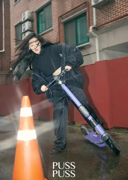 张天爱朦胧感街拍大片