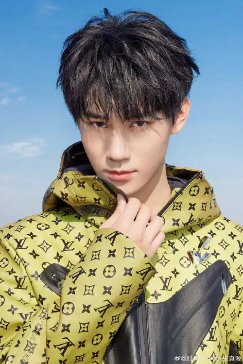 张真源看展造型