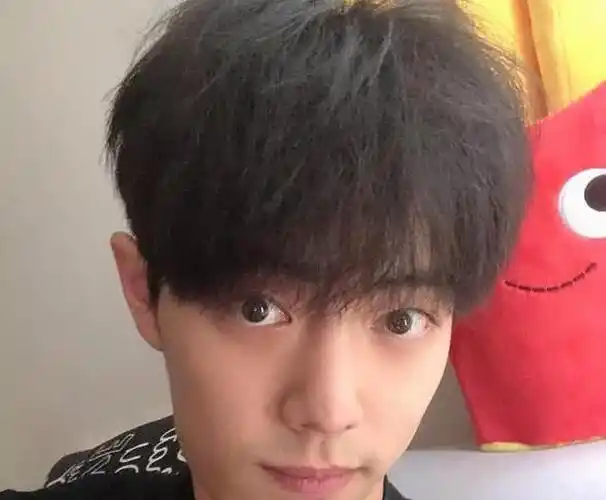 发际线对颜值的影响有多大看到肖战掀开刘海后这是一个人吗
