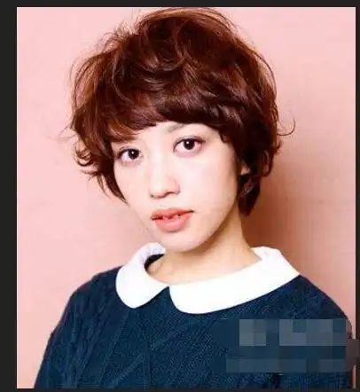 头顶显蓬松的短发烫发发型