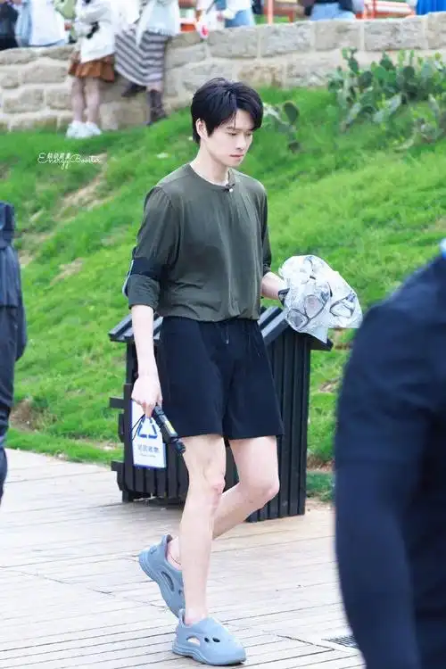 魏大勋的路透真的让人眼前一亮了,这大长腿也太优越了,这脚裸和红绳真