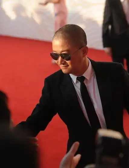 光头原来可以这么帅!这些光头男神看一眼就脸红