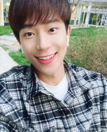 清纯帅气的阳光小奶狗,爱笑的男孩子简直就是男力友爆棚哦!