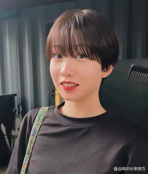 在寒冷的冬天,一款甜美的短发发型不仅可以增添你的俏皮可爱气质,还能