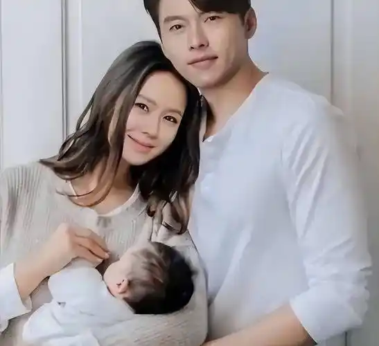 孙艺珍晒出一张未公开的结婚照,两人的握手甜蜜到爆_玄彬_白色_婚纱照