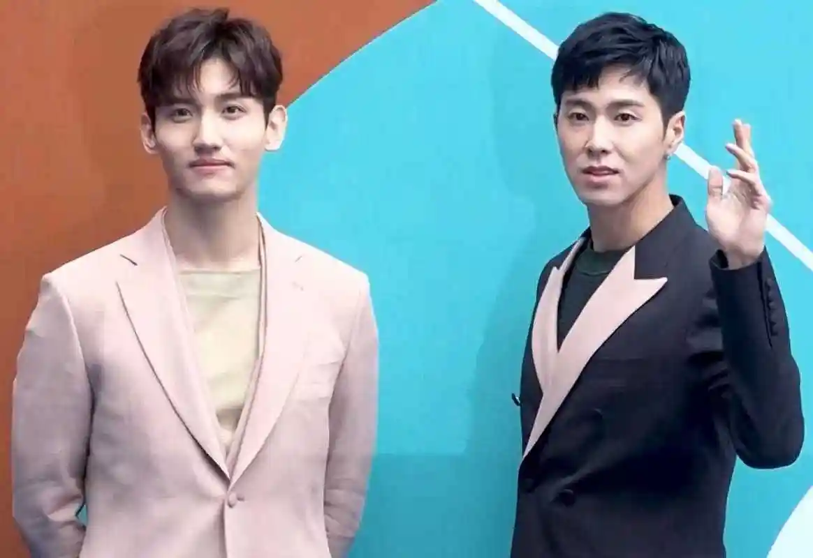 今早有新闻说,东方神起成员沈昌珉的妻子昨天下午生下一个男孩,昌珉