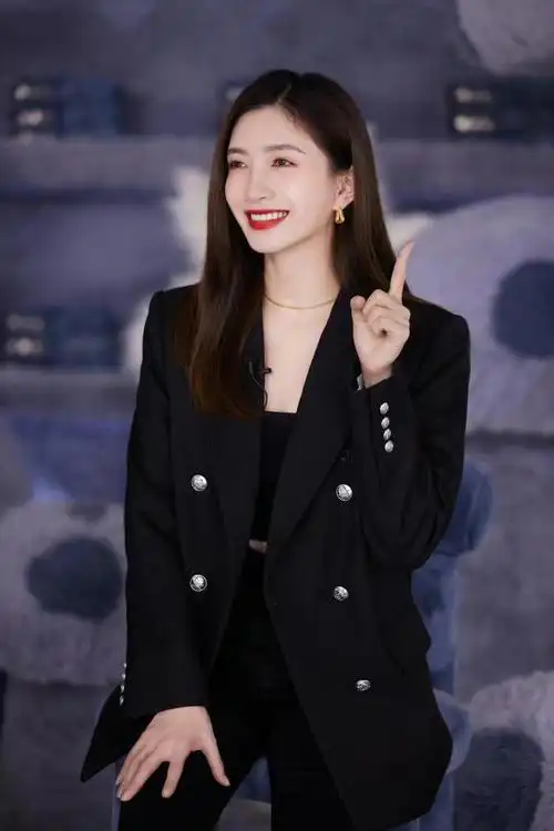 江疏影穿黑色西装配微喇长裤拍写真知性大方女神范儿十足