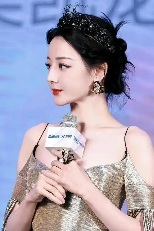 迪丽热巴是当下最火的女明星之一,她不仅有着仙女般的颜值,还有着令人
