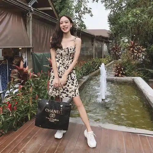 ins:马来西亚小姐姐,笑容甜美爱穿超短连衣裙,身材完美