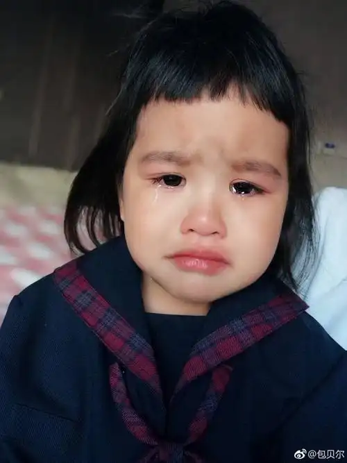 组图:实力坑娃!包贝尔剪坏女儿发型 饺子咧嘴大哭表情超委屈