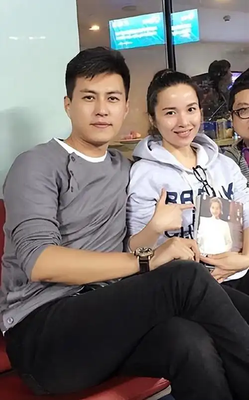 回顾演员靳东在父母离异的阴影下长大离过婚的女人更应该被爱