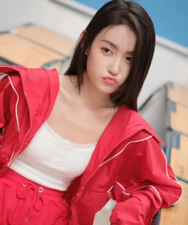 蒋依依一身红色运动装出镜拍摄,表情俏皮显活泼,黑长直的发型一看就是