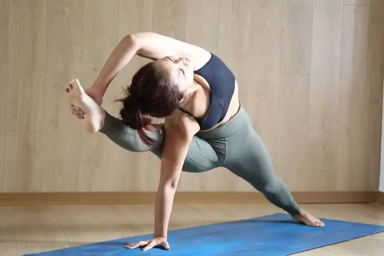 瑜伽能不能练?为什么有人说会伤害身体?_运动_姿势_受伤