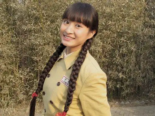 该剧由林好,邵兵,杨若兮等人担纲主演,围绕连长石光荣展开,再现了该