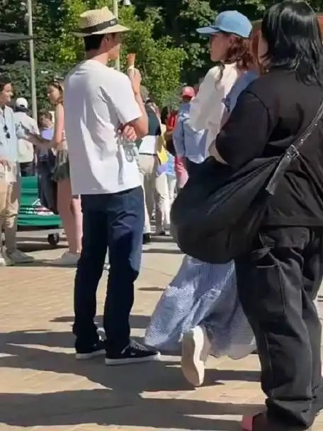 开心轻松惬意的王一博,在著名的洛兰加洛斯球场看完法网比赛,在巴黎