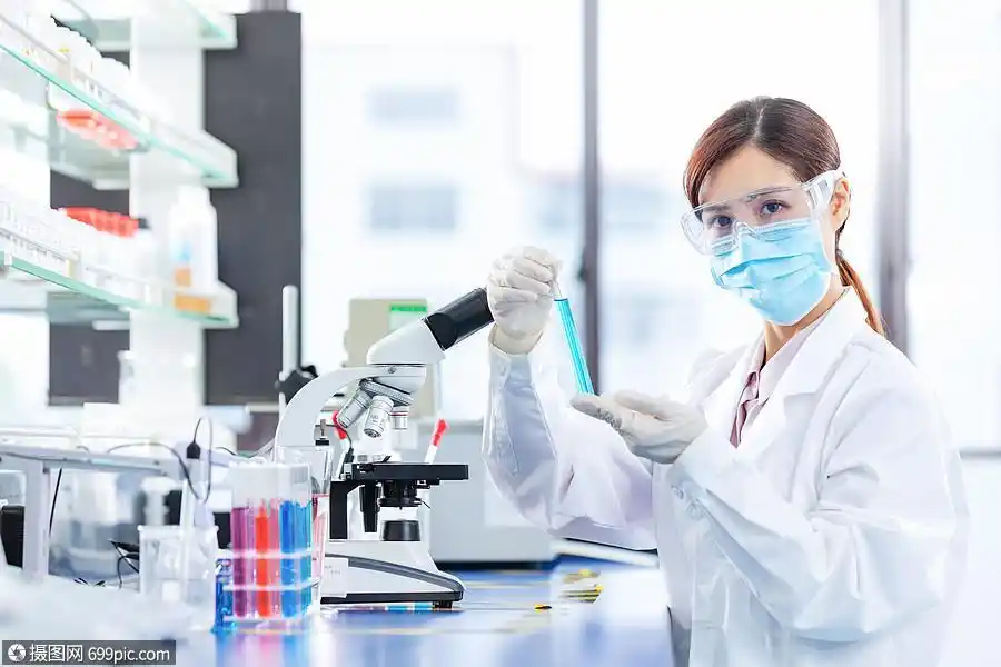 年轻女医疗科研人员实验研究生物医学工程医院