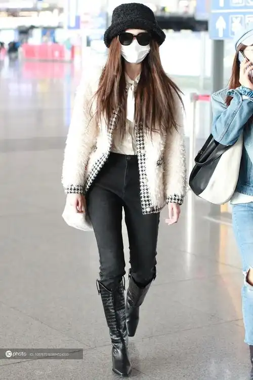 街拍:nene郑乃馨白色毛毛外套 牛仔裤 长靴 渔夫帽甜美软萌 - ic