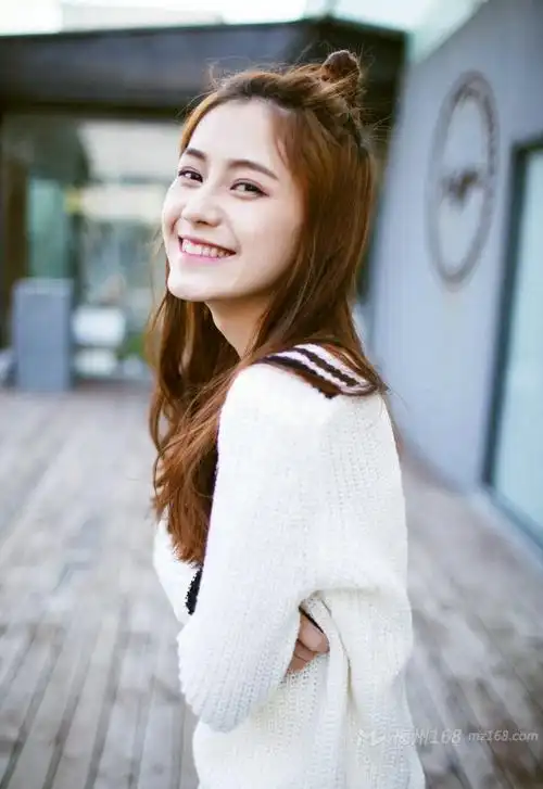 清爽女神半丸子头笑容阳光甜美