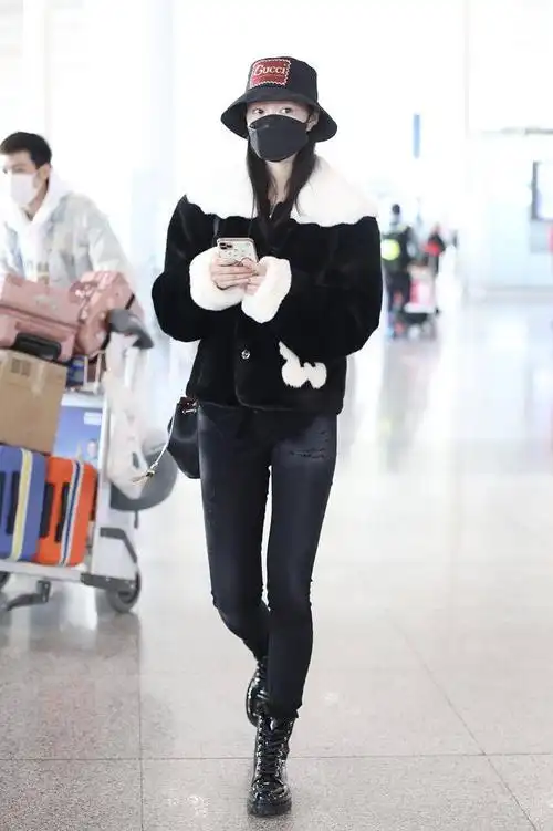 宋轶黑白look保暖不失时髦感 美腿纤细修长惹人慕!