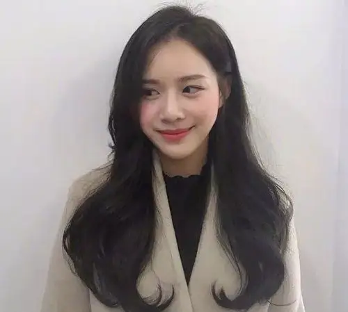 大气女生做发型原色就是最好的大卷发做烫发发型,发尾头发有着翘起来