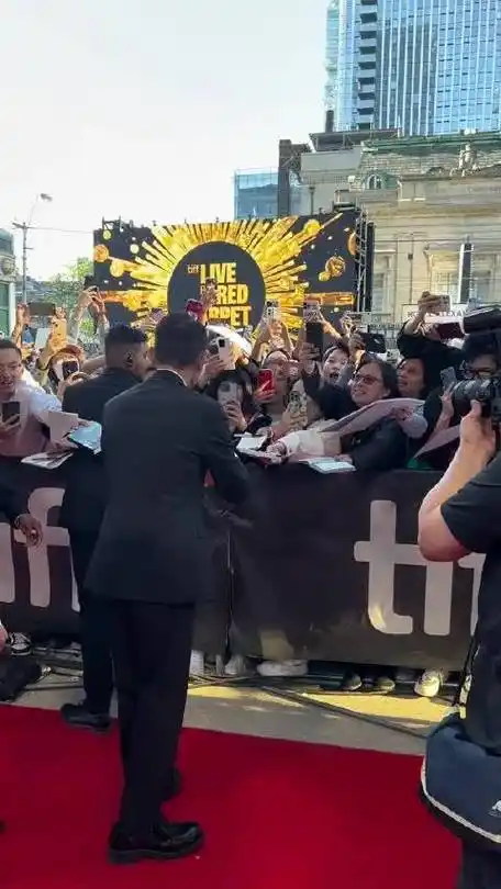 刘德华 亮相多伦多国际电影节红毯,连背影都那么帅的男人