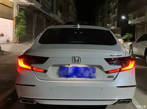 最近上瘾改尾灯啊之前天使款看腻了换回原厂了