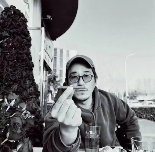 张国立儿子张默现状曝光定居泰国开千万豪车胡子拉碴显憔悴