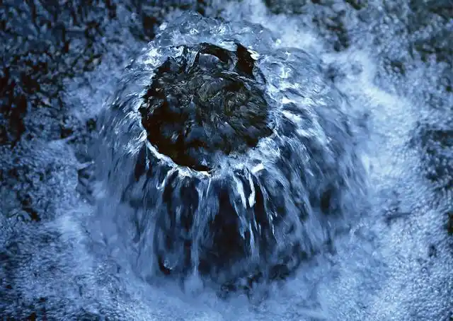 天然氧吧里有个山泉眼儿,它远离尘嚣,远离污染,吐纳着大自然的气息;它