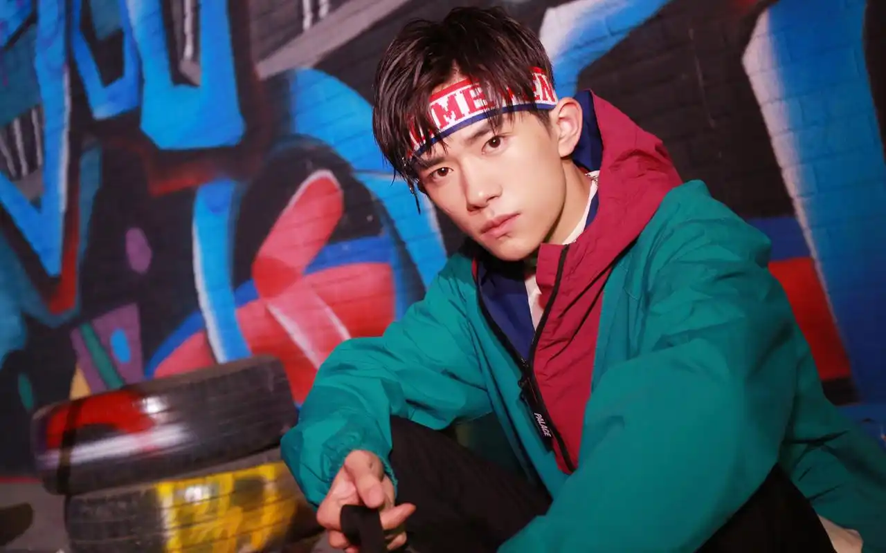 易烊千玺《这就是街舞》帅气剧照图片桌面壁纸