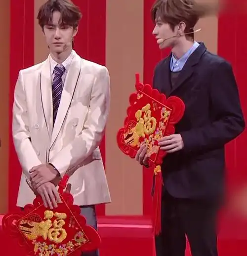 春晚首次同框,蔡徐坤全程没站直,王一博的走位绝了_偶像