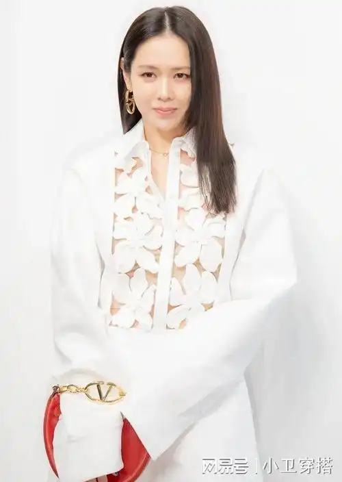 孙艺珍出席华伦天奴活动,网友:妆容老气,有点显胖!