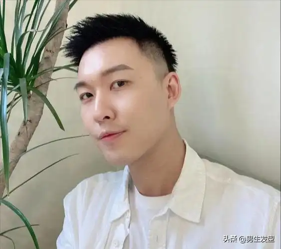 男生的头发,当然是剪得越短越干净.