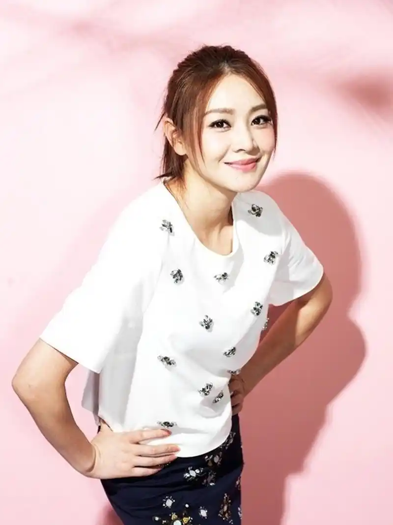 王维维有着性感迷人的身材,美艳绝伦的外貌和艳冠群芳的气质,可是从来